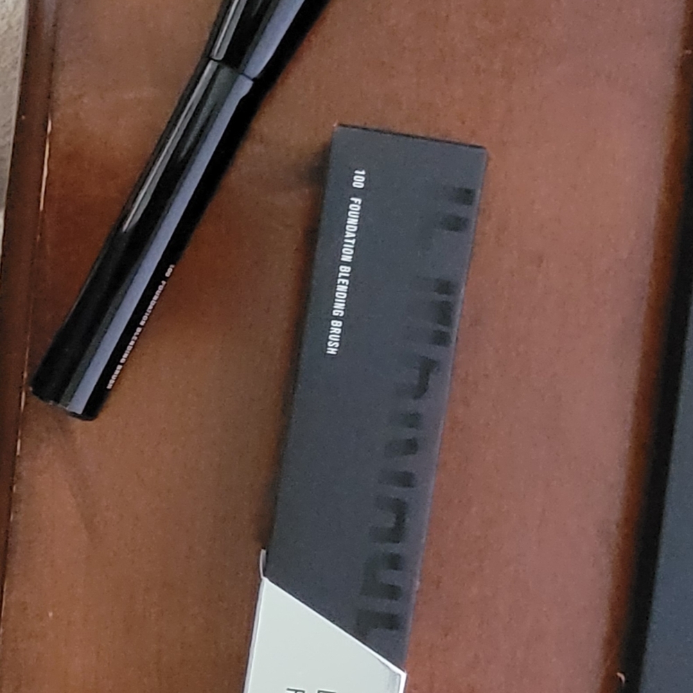 Black Foundation Blending Brush (100)